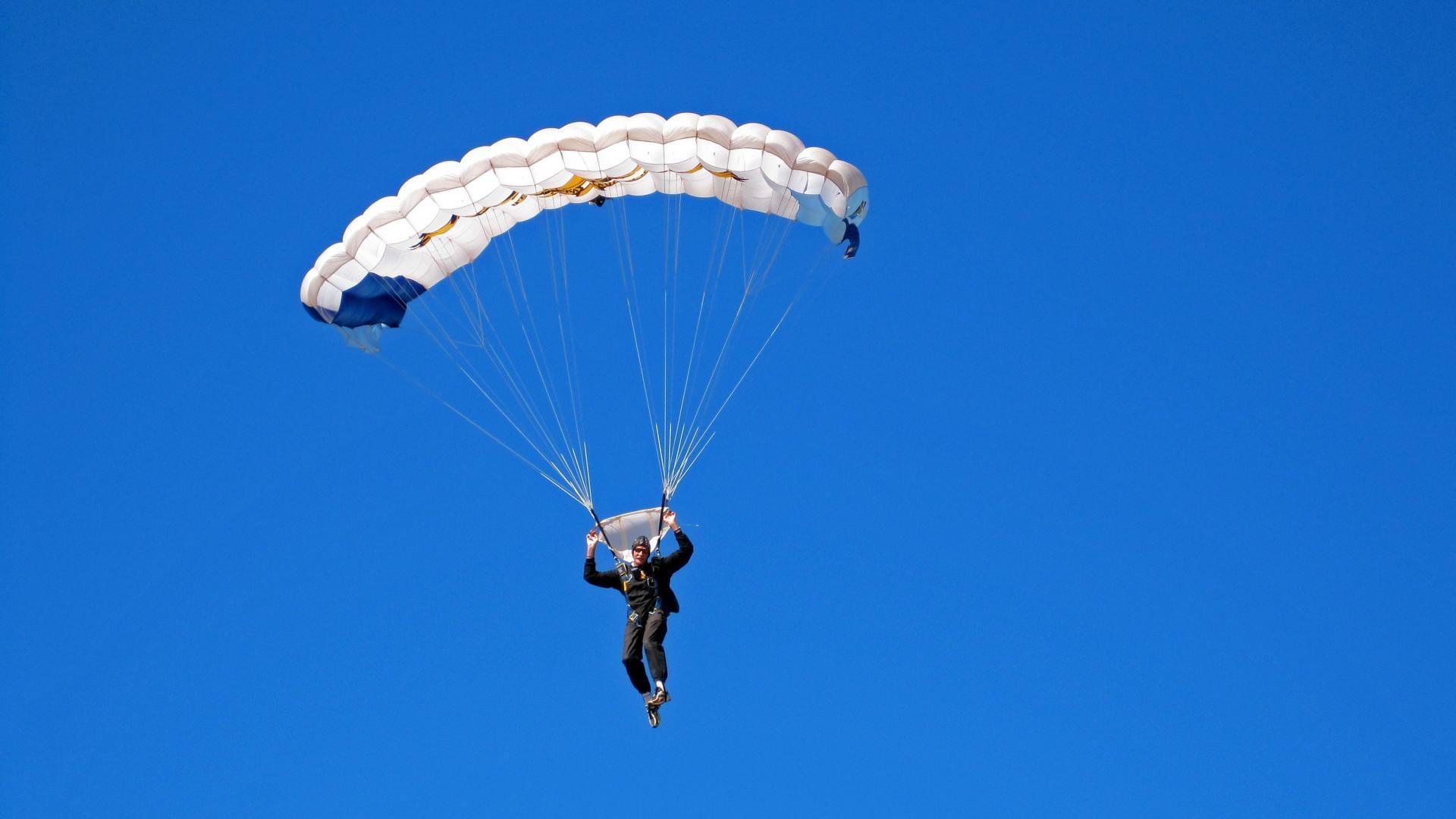 特朗普女儿看梅西踢球却没拿到球衣，全网笑疯，特朗普小女儿助选
