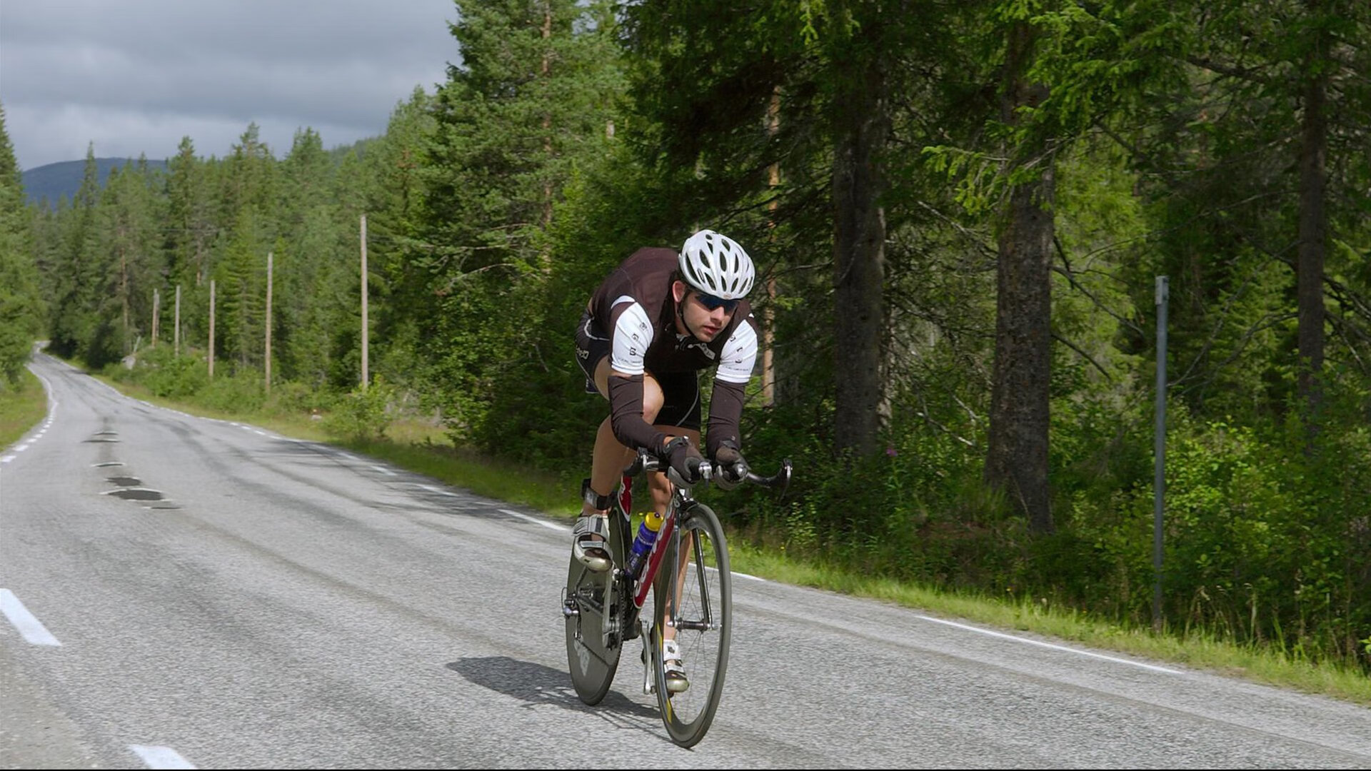 亚洲游泳锦标赛：日本队包揽蝶泳项目前三名，日本蝶泳轻松视频